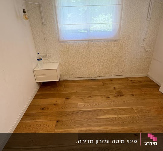 רצפת עץ, קיר עם טפט, מנורה, שולחן קטן